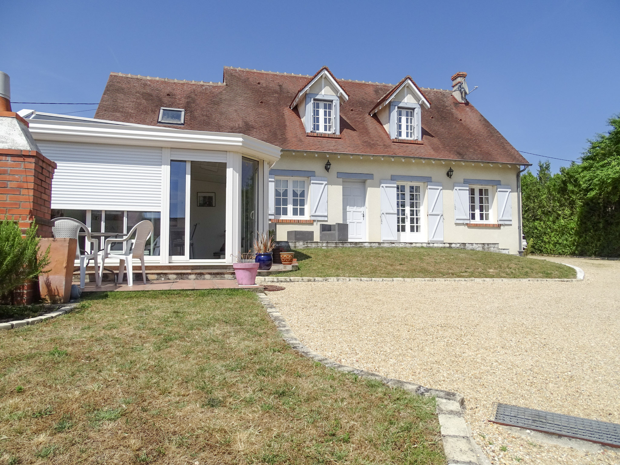 Beau pavillon avec piscine